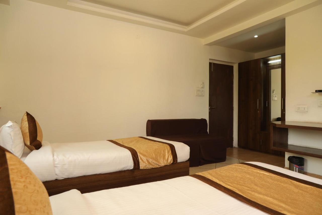 Oyo 10943 Hotel Plus Corporate Khapa  Esterno foto