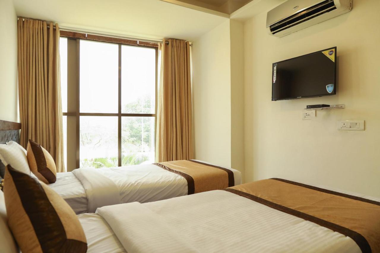 Oyo 10943 Hotel Plus Corporate Khapa  Esterno foto