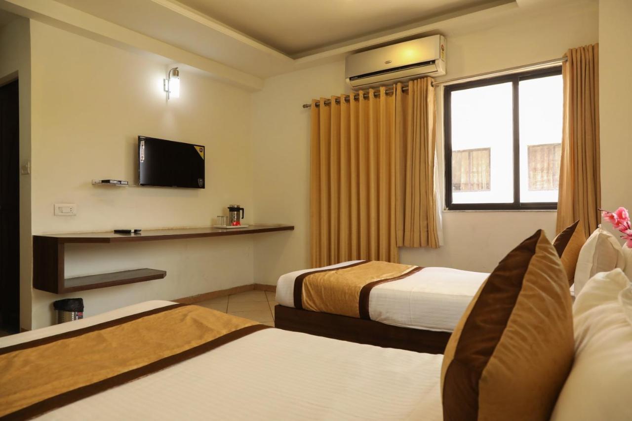Oyo 10943 Hotel Plus Corporate Khapa  Esterno foto