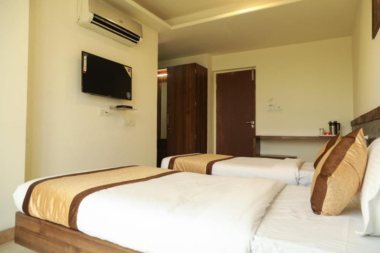 Oyo 10943 Hotel Plus Corporate Khapa  Esterno foto