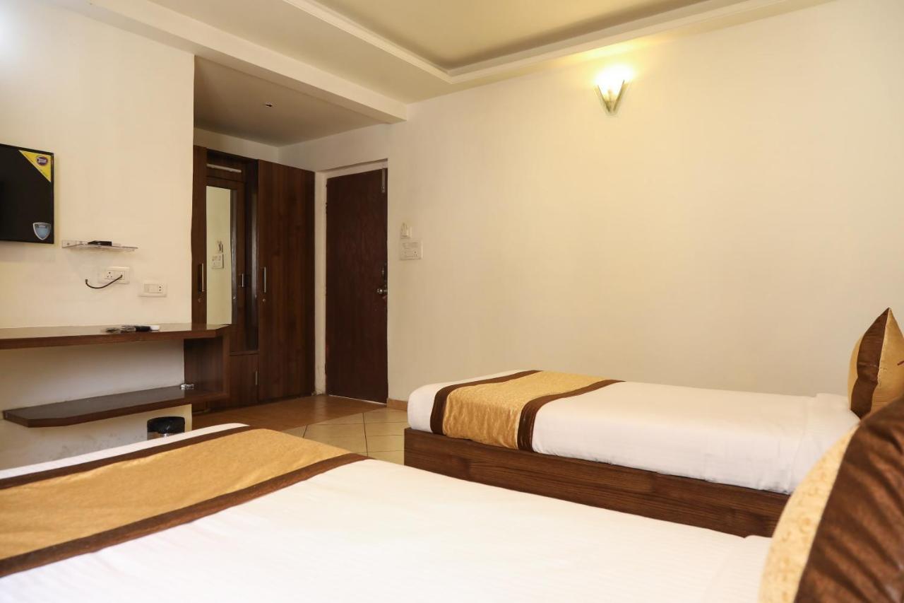 Oyo 10943 Hotel Plus Corporate Khapa  Esterno foto